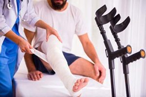 physical injuries such as knee injuries are common after car accidents